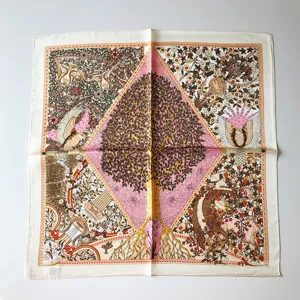 Gemusterter Maulbeerseiden-Quadrat-Schal mit filigranen botanischen Baum- und Tierdetails.