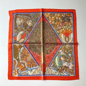 Exquisites Seidentuch mit Blumenmuster und orangefarbenem Rand im klassischen Kunststil für Damen.