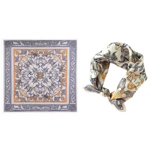Detail de foulard en soie avec impression vintage et magnifique ourlet roule chic.
