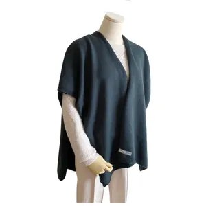 Donkergroene gebreide poncho sjaal voor vrouwen, stijlvolle open cape trui voor de winter.