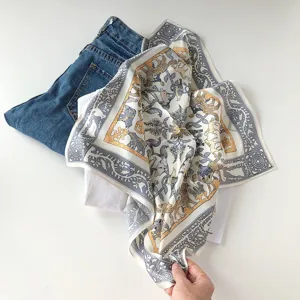 Carré de soie de luxe pour femme, élégant foulard imprimé mode pour un usage quotidien.