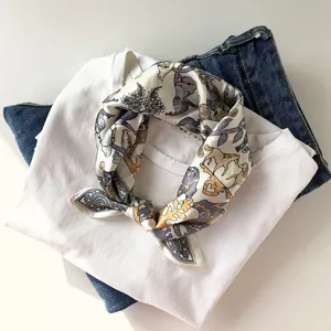 Foulard en soie exquis avec un imprimé animalier élégant et raffiné pour les femmes.
