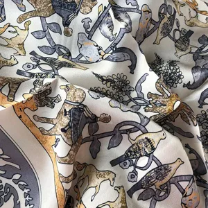 Détail de foulard en soie luxueux avec un design vintage élégant équestre et d'oiseaux.