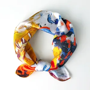 Foulard quadrato in seta con pittura astratta da donna, elegante accessorio colorato.