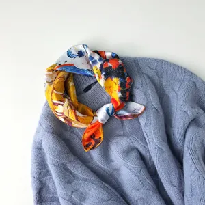 Dettaglio del foulard in seta in stile pittura ad olio con vivace trama astratta.