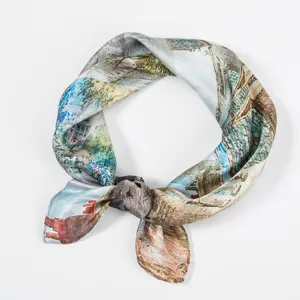 Dettaglio squisito di foulard in seta con stampa artistica, stile elegante arrotolato.