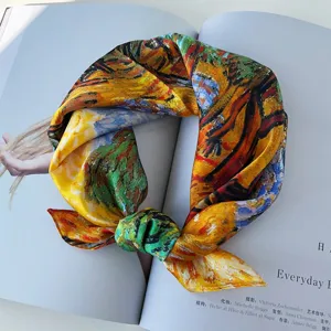 Squisito foulard di seta con stampa dipinto ad olio, elegante accessorio artistico da donna.