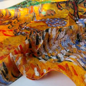 Dettaglio di foulard in seta con stampa artistica a olio, colori vivaci e consistenza morbida.
