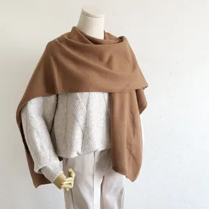Grote gebreide effen cape sjaal voor dames, warme wintermode accessoire voor koude dagen.