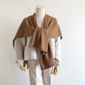 Gezellige warme kameelkleurige gebreide sjaal omslagdoek voor dames, winter cape.