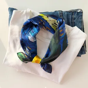 Primo piano dettagliato di un elegante foulard in seta con stampa artistica a olio.