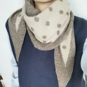 Bufanda chal triangular de punto con lunares invierno cálido chic elegante moda