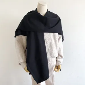 Zwarte gebreide sjaal poncho voor dames, effen kleur winter warme gebreide cape en wikkel.