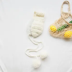 Λεπτομέρεια πλεκτών ωτοασπίδων χειροποίητη, ζεστό λευκό μάλλινο προστατευτικό αυτιών pompom.