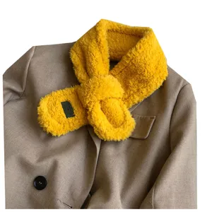 Bufanda de invierno de piel sintética amarilla para mujer, accesorio cálido y chic.