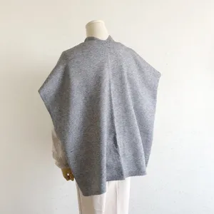 Grijs gebreide poncho sjaal voor dames, gezellige winter cape en warme truien buitenkleding.
