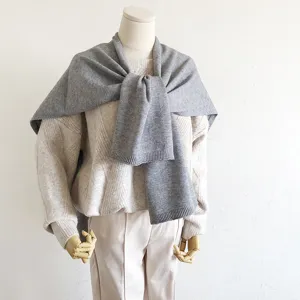 Effen gebreide winter sjaal cape voor dames, warme grijze omslagdoek detailweergave.