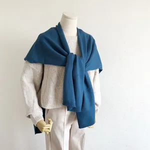 Gedetailleerd overzicht van gebreide wollen sjaal, effen wintercape, stijlvol damesmodel.