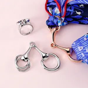 Eleganter Seidenschal mit Metallring Schnalle und Tuch, stilvolles Accessoire.
