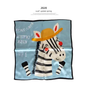 Seidentuch Detail mit süßem Zeichentrick Zebra Motiv und elegantem blauem Hintergrund für Damen.