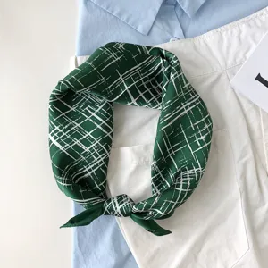 Grüner geometrischer Seidenschal mit Muster, eleganter kleiner Damen Halstuch Haarband.