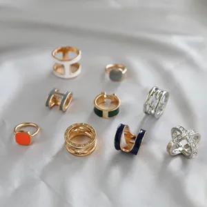 Nahaufnahme im Detail, die verschiedene elegante Emailleschalschnüre und Moderinge zeigt.