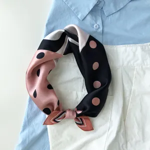 Seidentuch Detail, schwarze und rosa Punkte Muster, elegantes Halstuch Nahaufnahme.
