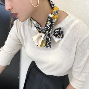 Primo piano ravvicinato di un elegante foulard stretto in seta stampata intorno al collo.