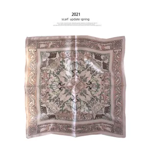 Carré de soie rose élégant avec un design d'imprimé animal et floral vintage pour femmes.