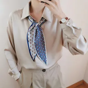 Bufanda estrecha de imitación de seda de doble cara con elegante estampado de cadena.