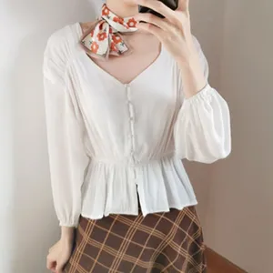 Elegante blusa blanca con cuello en V, mangas farol y pañuelo floral elegante para mujer.