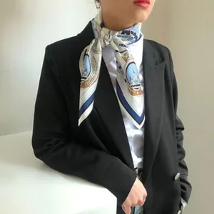 Vista detallada de pañuelo de seda, elegante bufanda con estampado de cadena para mujeres.