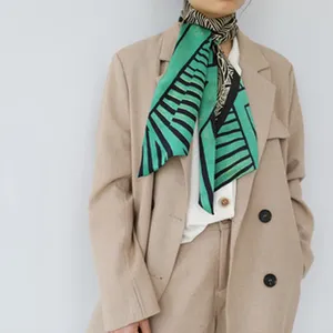 Foulard étroit en soie imprimé vert et noir, élégant twilly pour le cou, cheveux ou sac.