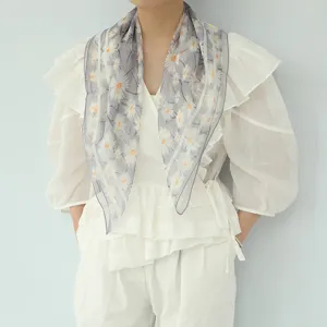 Foulard quadrato in chiffon di seta traspirante da donna con stampa floreale estiva.