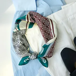 Zijden vierkante sjaal met retro geometrische print, elegante nekaccessoire voor dames.