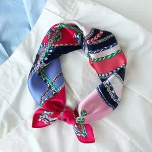 Gedetailleerd overzicht van een luxe zijden vierkante sjaal met elegante kettingprints.