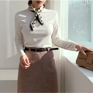 Exquisites Seidentuch mit einem schicken schwarz-weißen Pünktchen-Design für Damen.
