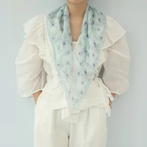 Elegante foulard quadrato in seta azzurra con stampa floreale estiva da donna.