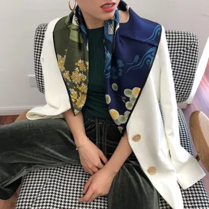 Pañuelo de seda con estampado floral artístico, elegante accesorio de cuello para mujeres.