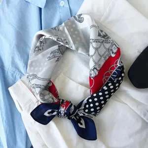 Zijden vierkante sjaal voor dames, elegante halsdoek met ketting- en stiprint voor zomer.