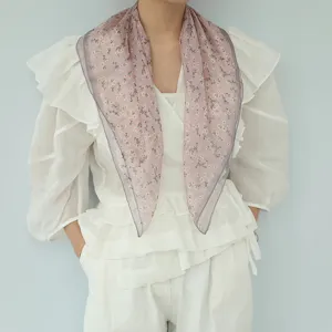 Dettaglio foulard quadrato in seta chiffon floreale, accessorio estivo traspirante.