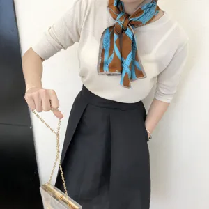 Foulard en soie élégant avec imprimé chaînes chic, parfait comme ruban de cou ou accessoire de mode.
