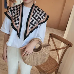 Foulard en soie français à motif pied-de-poule pour femmes, accessoire de cou et de cheveux.