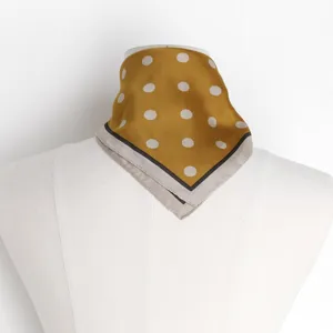 Gelbes Seiden-Punkte-Quadrat-Halstuch, elegante französische Stil-Halstuch-Detailansicht.