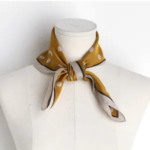Schickes gelbes Pünktchen-Seidentuch Detail, elegante französische Halstuch für Damen Mode.
