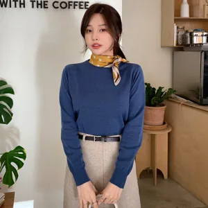 Nahaufnahme eines Seiden-Punkte-Schals am Hals, elegantes französisches Accessoire im Café.