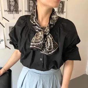 Elegante foulard lungo in seta con motivo a bussola chic, ideale per completare ogni look.