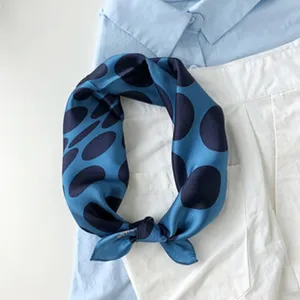 Elegantes blaues Seidentuch mit dunklen Punkten, stilvolles und vielseitiges Accessoire für Damen.