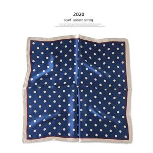 Klassisches blaues Seidentuch mit weißen Punkten für Damen, elegantes französisches kleines Halstuch.