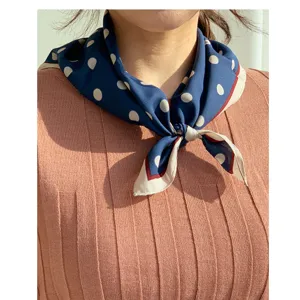Französischer blauer Seidenschal mit Punkten, elegantes Halstuch für Damen Mode Alltag.